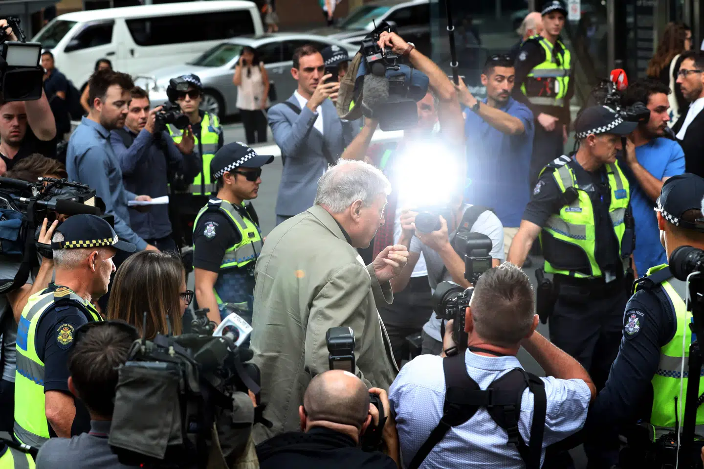 Der var et stort presse- og politiopbud omkring George Pell, da han tirsdag ankom til retten i Melbourne. Con Chronis/Ritzau Scanpix