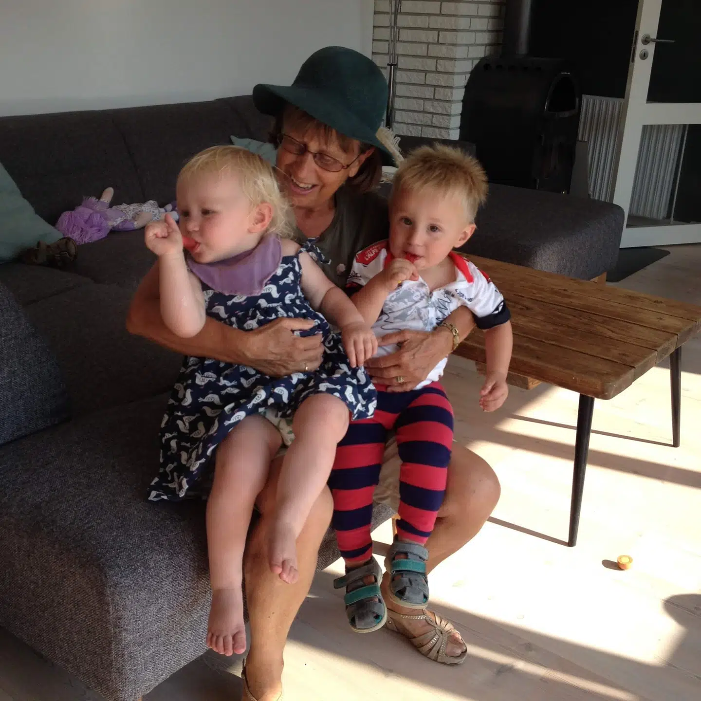 Mormor Irene Dahl med de to tvillinger Kaya og Villum på et år.