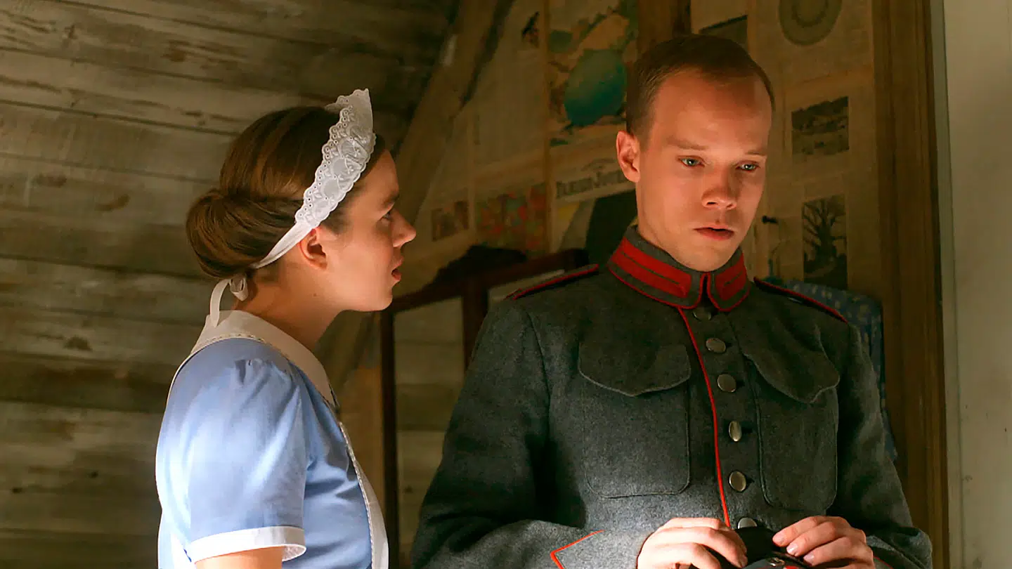 Stuepigen Nana og hendes jaloux kæreste, Anders, spillet af Christian Collenburg, der tidligere har spillet Otto Brandenburg i tv-serien 'Mercur'.