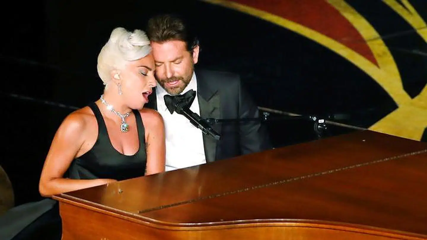 Ikke et øje var tørt, da Lady Gaga og Bradley Cooper sang 'Shallow' fra filmen 'A Star Is Born.' Men gik de over grænsen?