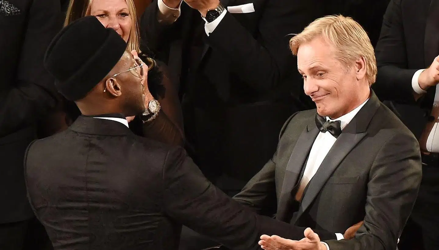 Mahershala Ali og Viggo Mortensen fejrer her Oscar-sejrenved uddelingen i Dolby Theatre 24. februar 2019. (Photo by VALERIE MACON / AFP)