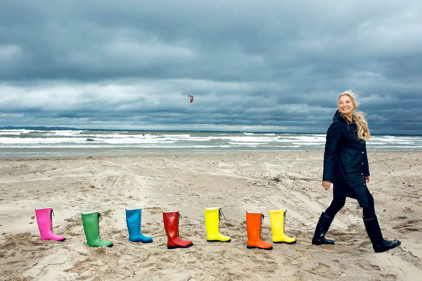 Ilse Jacobsen - Her på Hornbæk strand med flere af hendes gummistøvler.