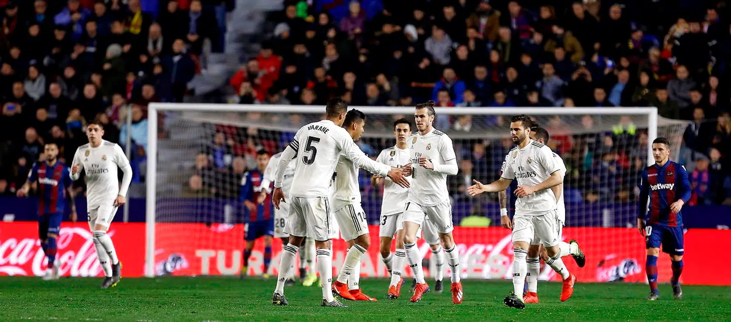 Flere andre Real Madrid-spillere forsøgte at juble over målet.