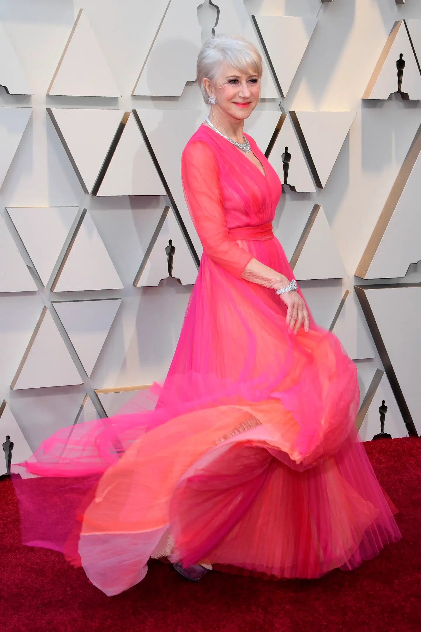 Den britiske skuespiller Helen Mirren i en helt pink kjole. Foto: Scanpix