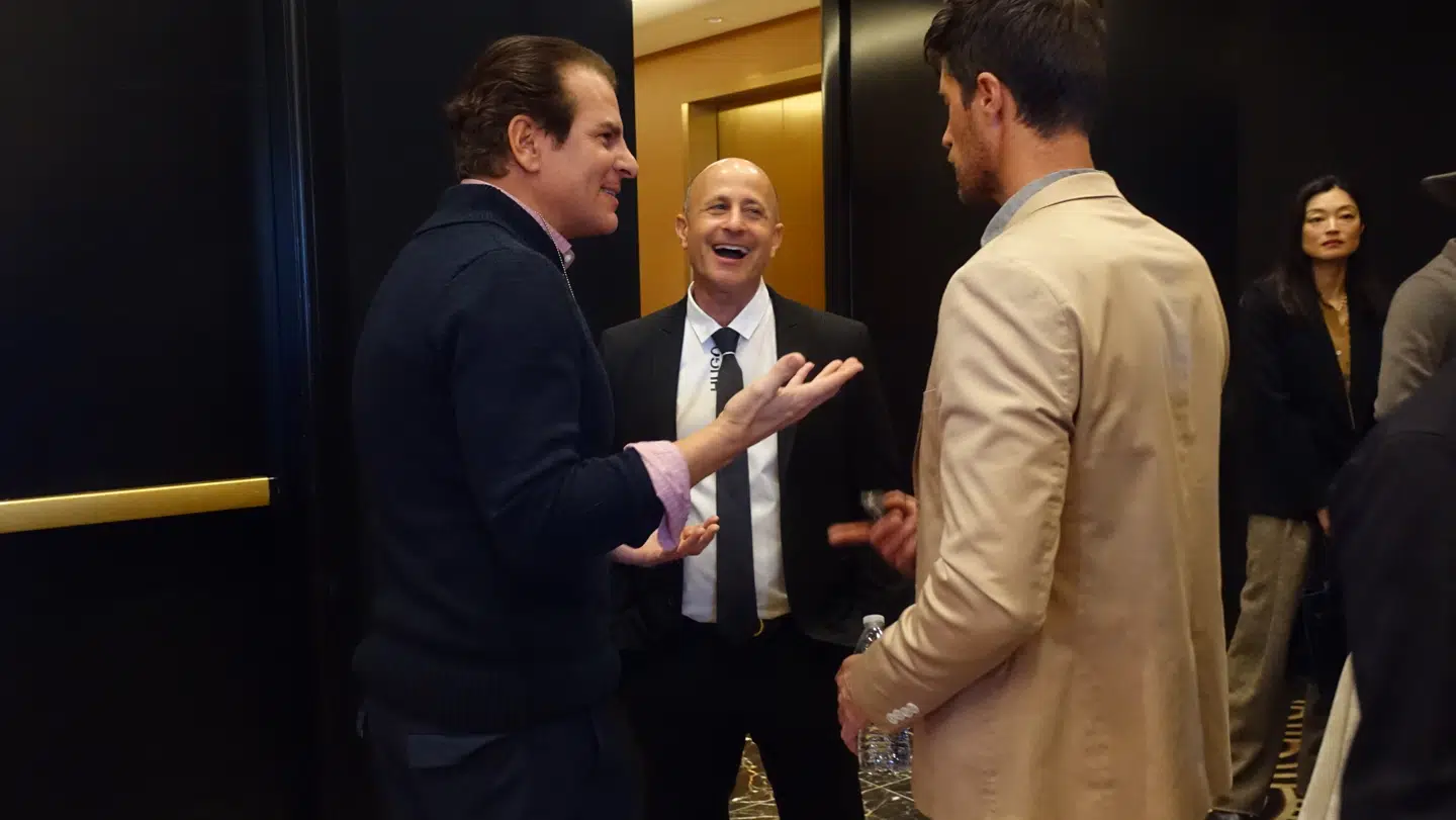 Gift suite-værten Rafael Anteby med et par gæster til sit arrangement i Beverly Hills lørdag