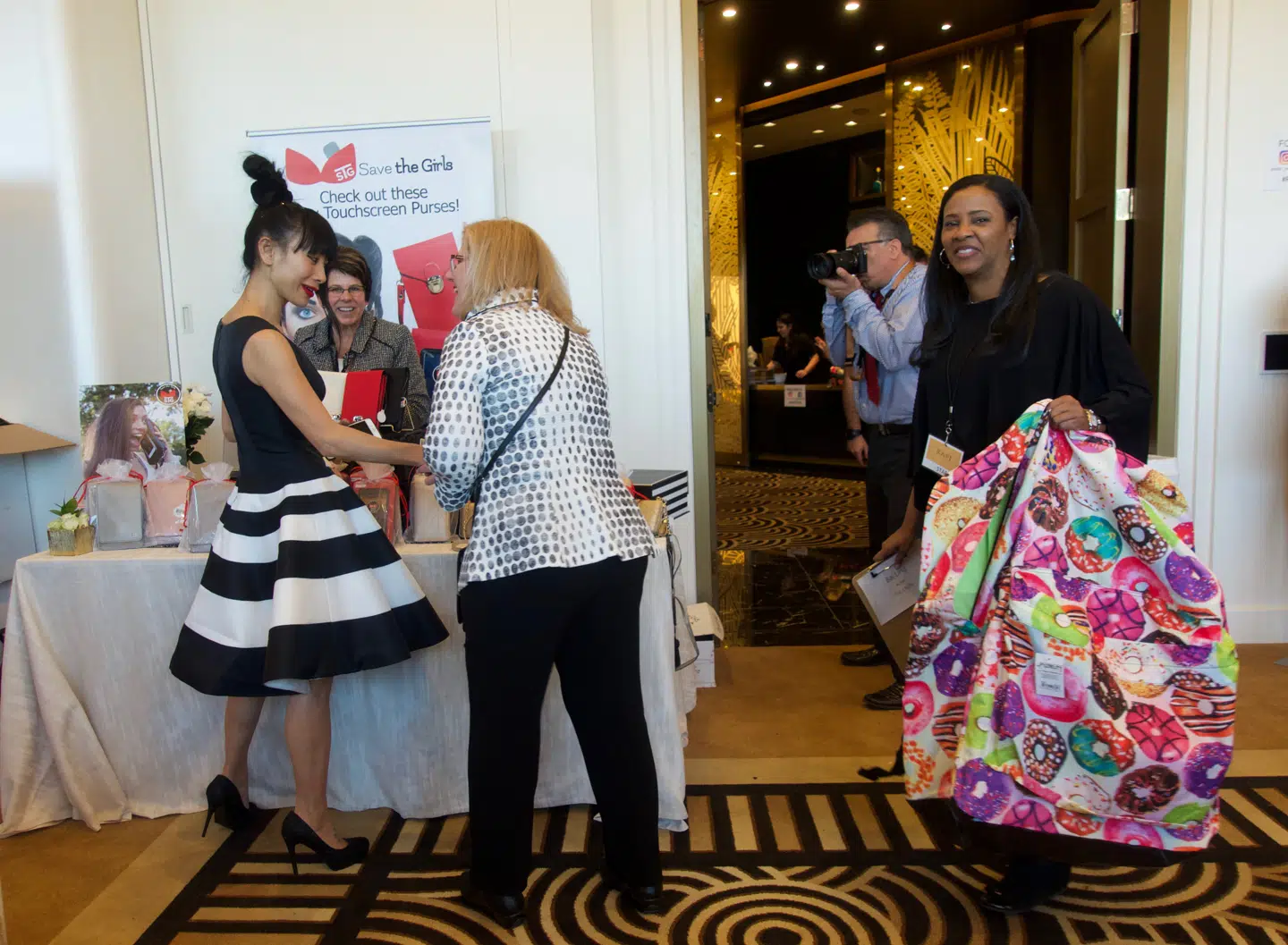 Rafi's Choice Gift Lounge har stillet taskebærende assistenter til rådighed for de inviterede gæster, der hiver mange gaver med hjem