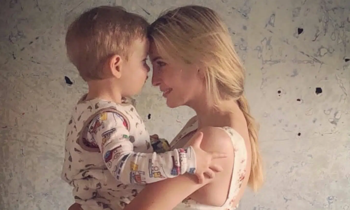 Mens faderens immigrationspolitik gjorde det ok at fjerne småbørn fra deres asylsøgende forældre, slog Ivanka Trump bl.a. dette harmoniske hjemmefoto på det sociale netværk Instagram.