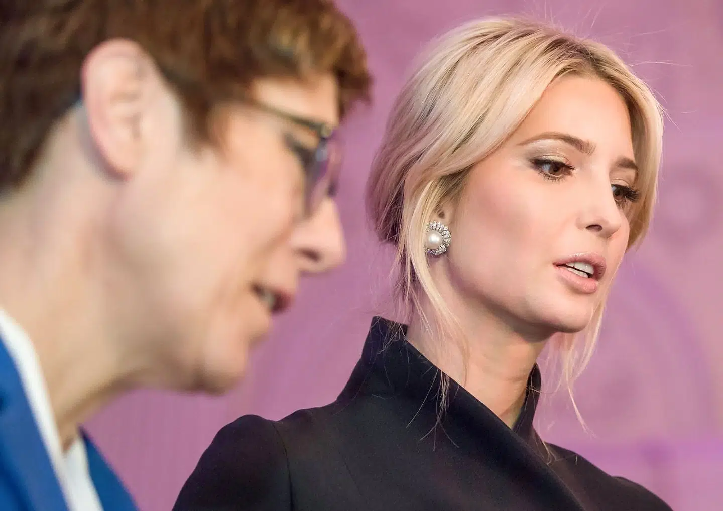 Der var ikke mange smil at spore, da Ivanka i sidste uge deltog i fredskonferrence i München.