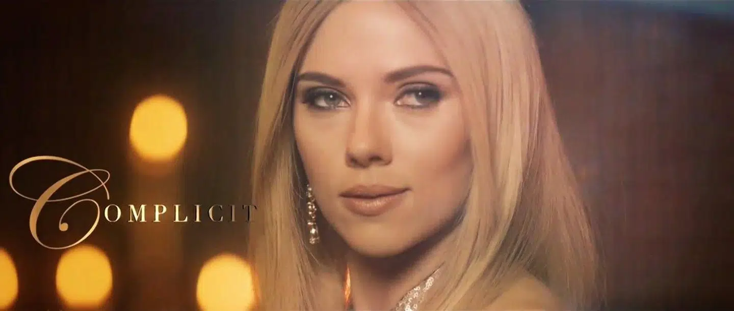 Klædt ud som Ivanka Trump gør skuespillerinden Scarlett Johansson reklame for den opdigtede parfume 'Complicit' - medskyldig. Ivanka Trump mener angiveligt ikke, at det var særligt morsomt.