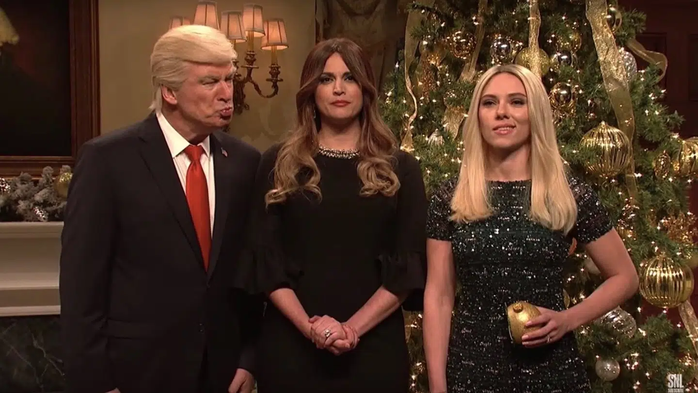 Trump-familien ala Saturday NIght Live. Fra venstre er det Alec Baldwin (som præsidenten), Cecily Strong (som Førstedamen, Melania) og helt ude til højre er det Scarlett Johansson som førstedatter, Ivanka Trump.