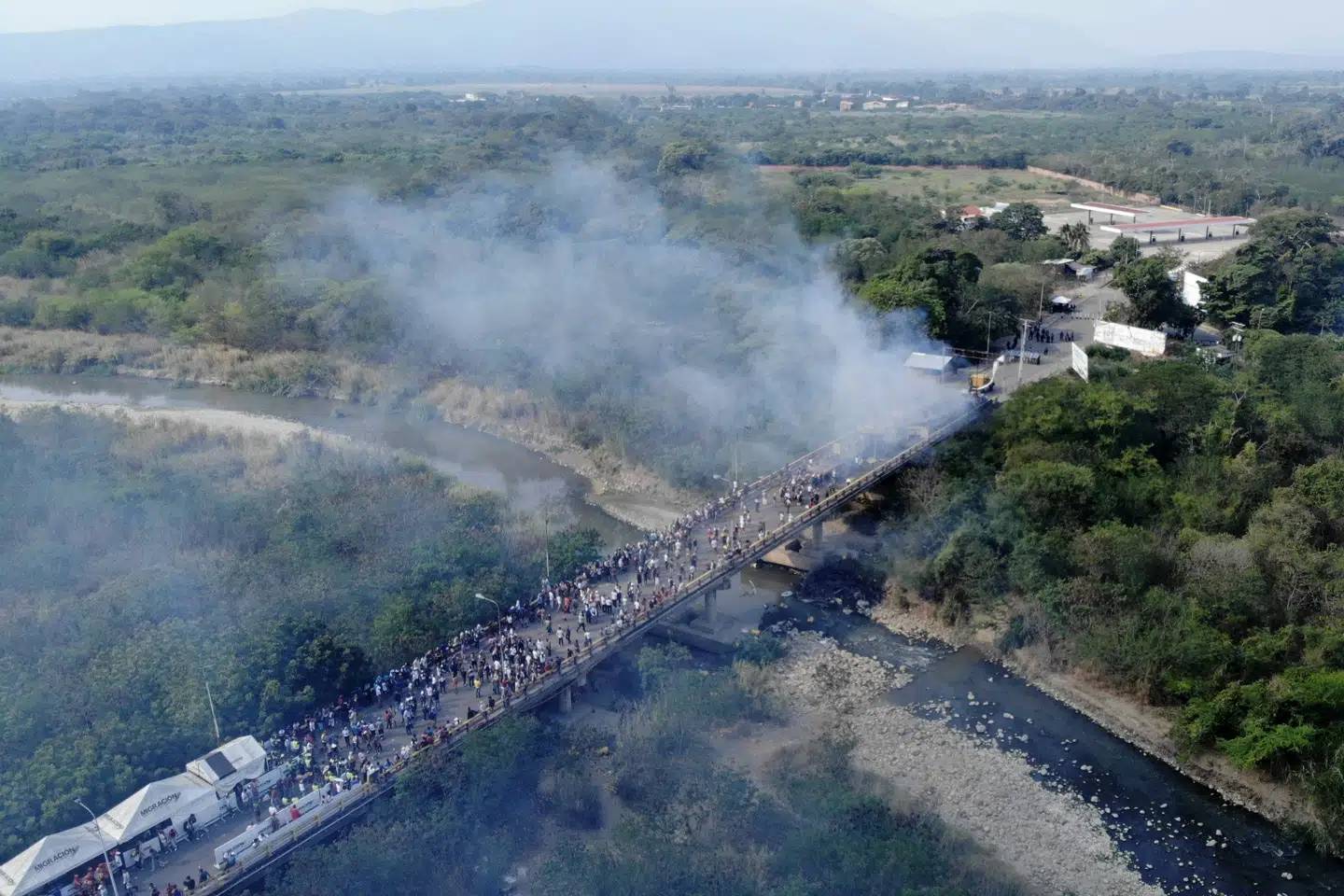 Et luftfoto viser her lastbiler, der bliver sat i brand på broen Francisco de Paula Santander mellem Venezuela og Colombia. Lastbilerne forsøger at bringe nødhjælp fra USA ind i Venezuela, men bliver sat i brand af venezuelanske militærfolk. Edinson Estupinan/Ritzau Scanpix
