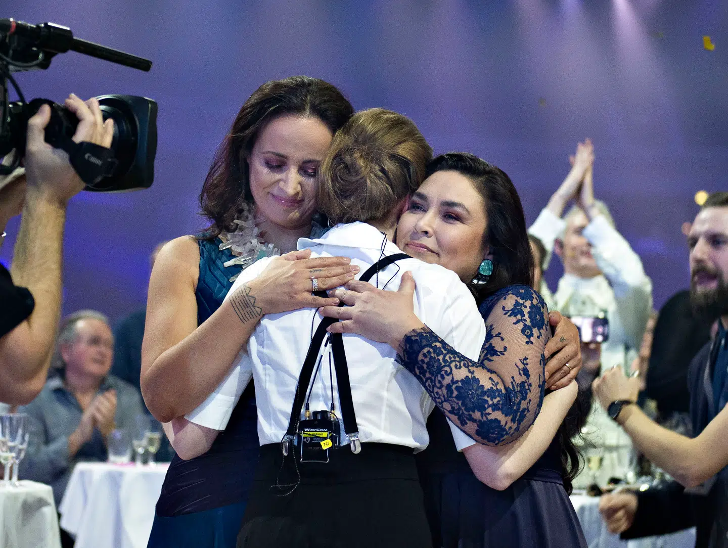 Julie og Nina omfavner aftenens vinder, den 20-årige Leonora, som slog den grønlandske duo på målstregen i finalen.