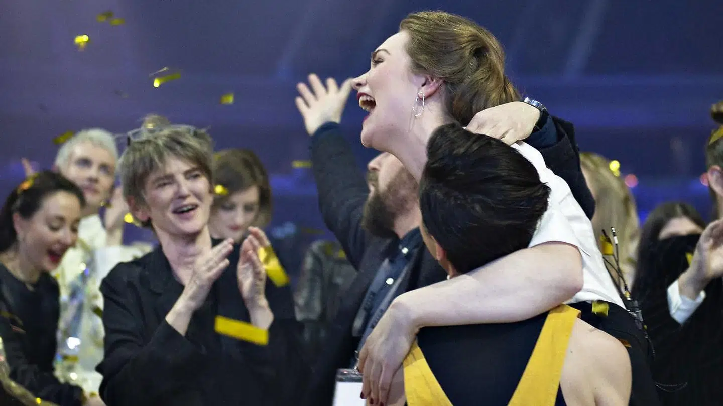 Her ses 20-årige Leonora i vild jubel. Kort efter Grand Prix-sejren i Jyske Bank Boxen i Herning. Hun vandt med sangen 'Love Is Forever'.