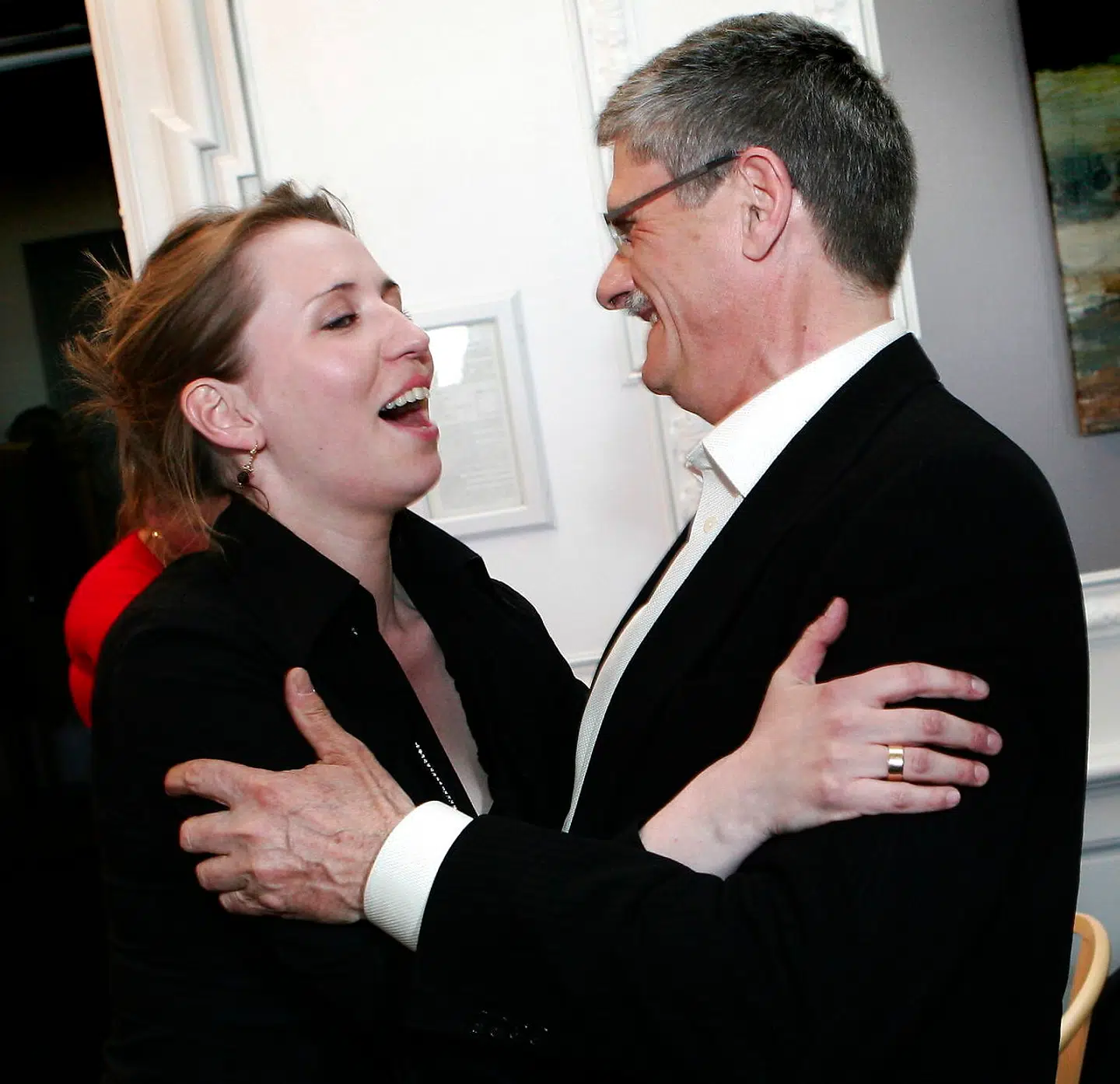 2005: Mogens Lykketoft går af som formand - her krammer han partiets »unge håb«, Mette Frederiksen.