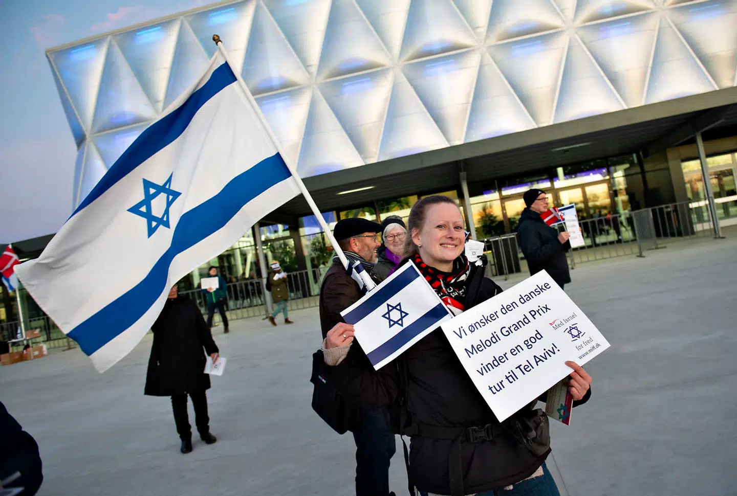 Der er både demonstranter for og i mod dansk deltagelse i Eurovison-showet i Israel.