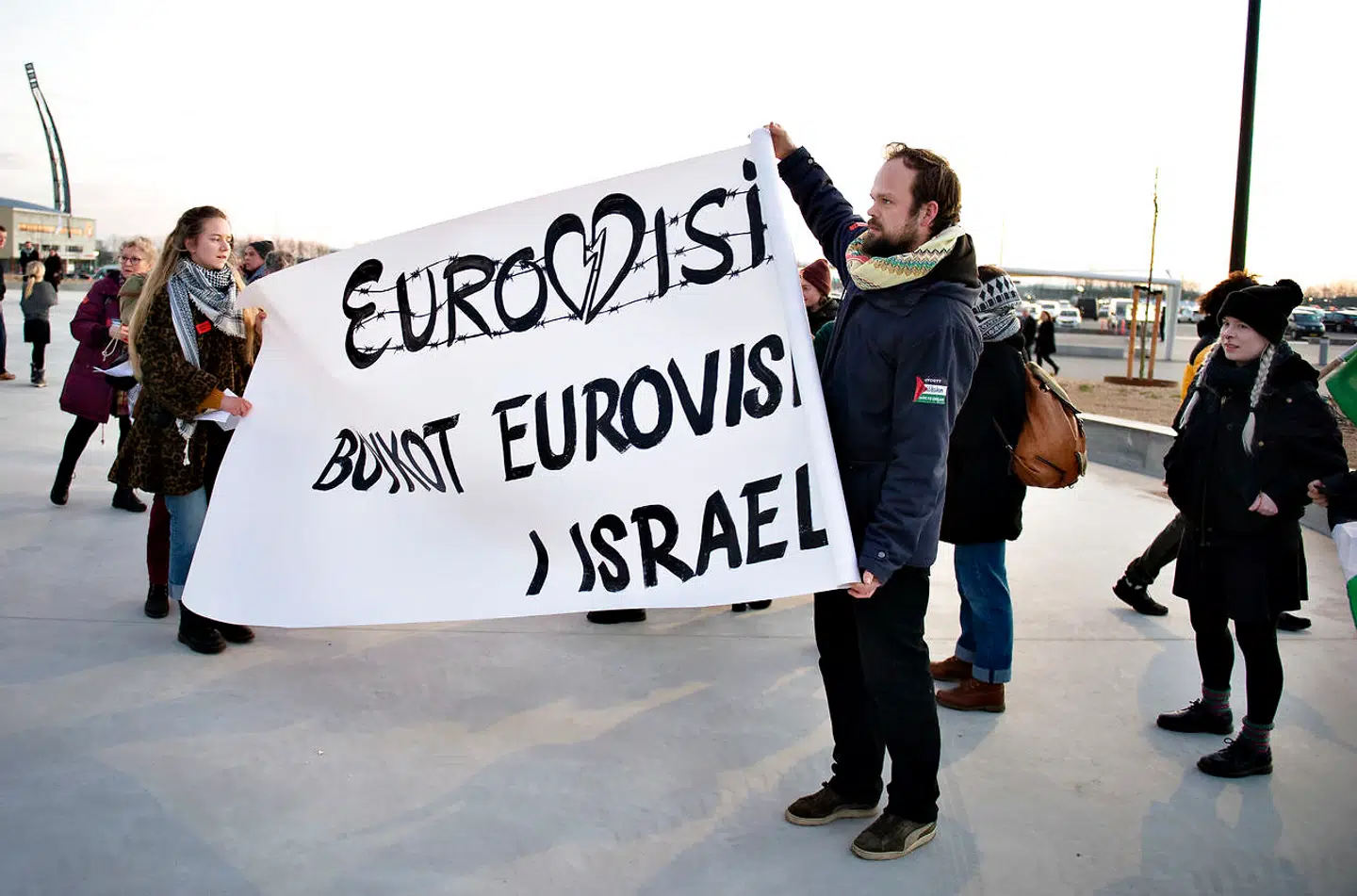 Der er både demonstranter for og i mod dansk deltagelse i Eurovison-showet i Israel.