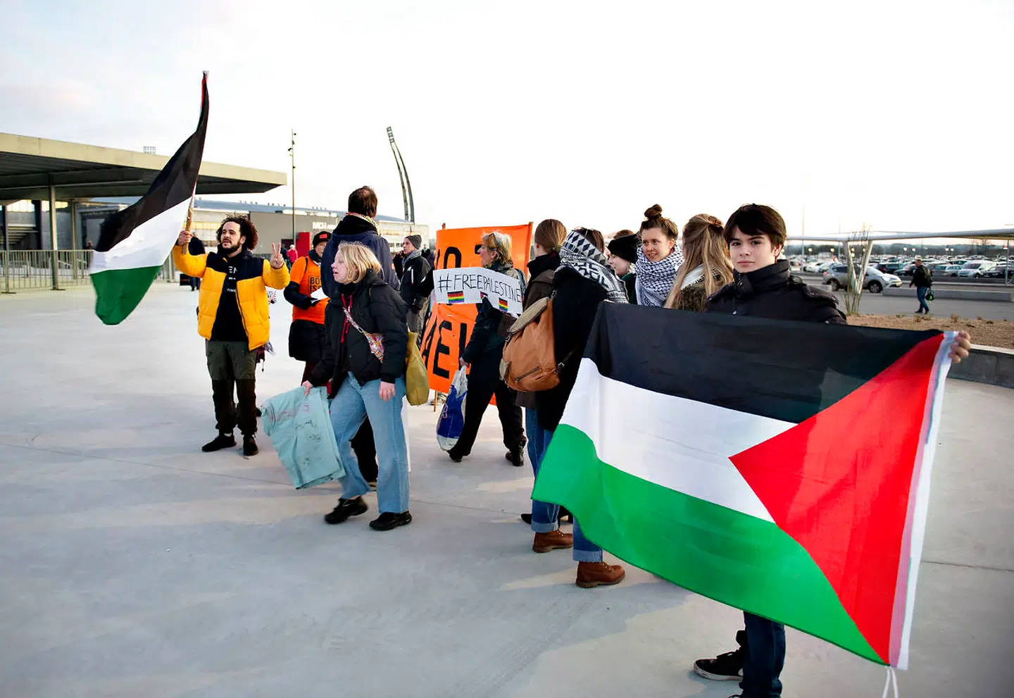 Der er både demonstranter for og i mod dansk deltagelse i Eurovison-showet i Israel.