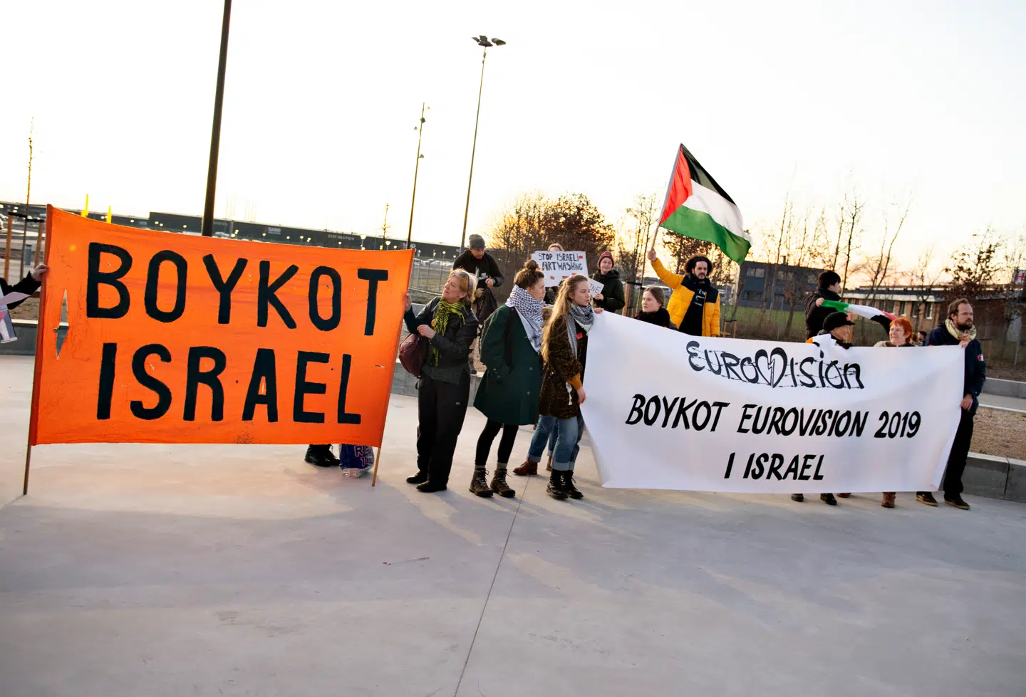 Der er både demonstranter for og i mod dansk deltagelse i Eurovison-showet i Israel.
