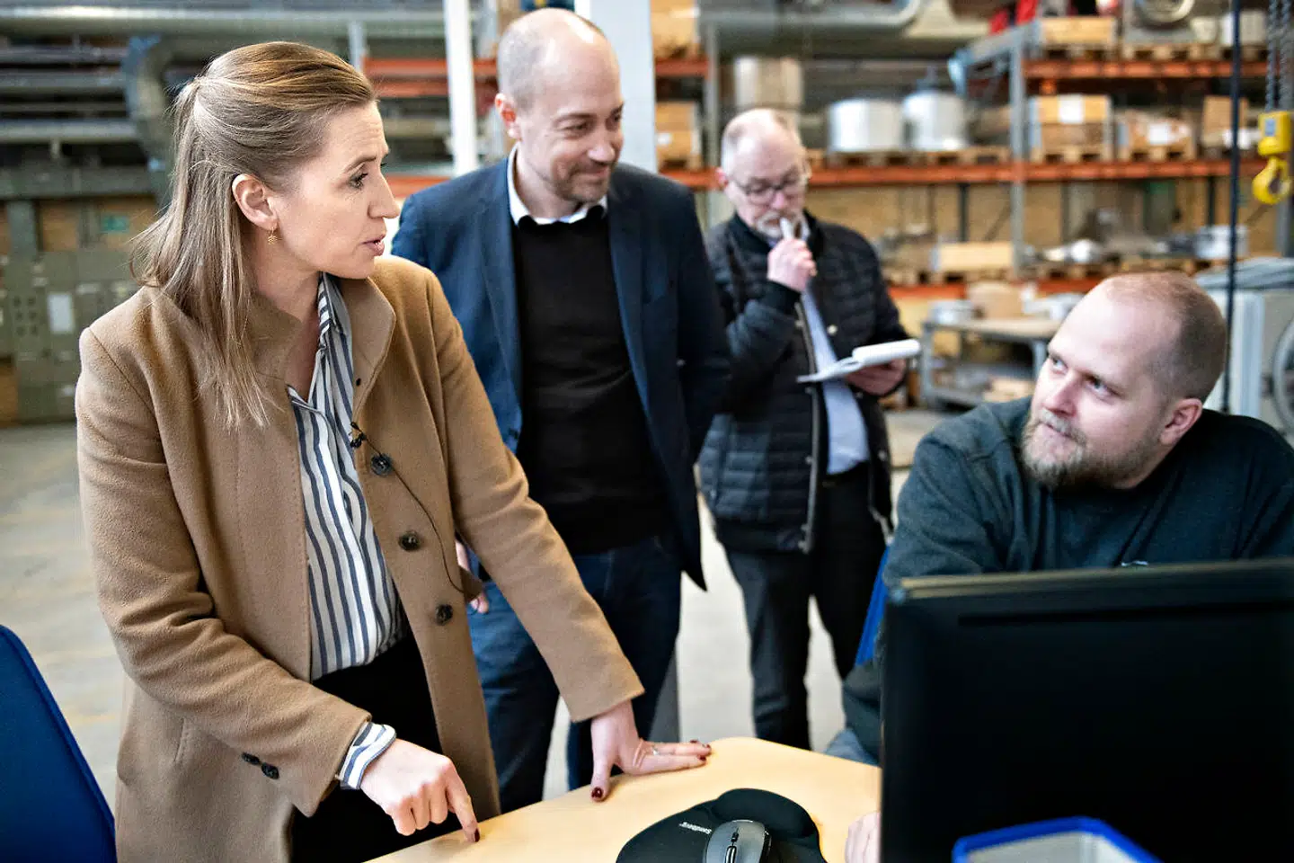 Mette Frederiksen snakker med Jacob Madsen, der er blevet omskolet til at styre svejse-robot. 15:00 Novenco (grøn industri), Næstved. Tirsdag den 19. februar 2019.
