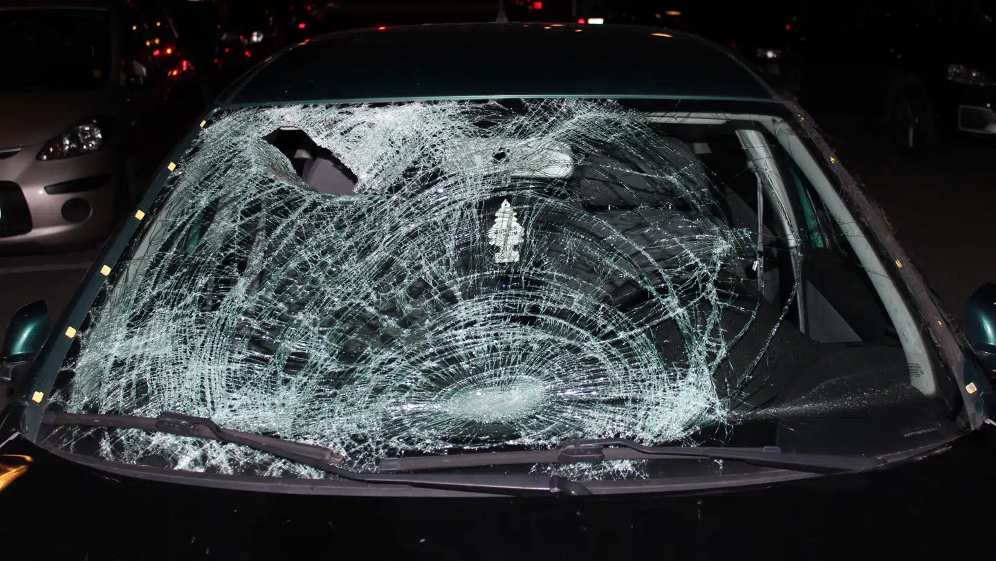 Den nu efterladte bil bærer tydeligt præg af den alvorlige personpåkørsel som fandt sted natten til lørdag.