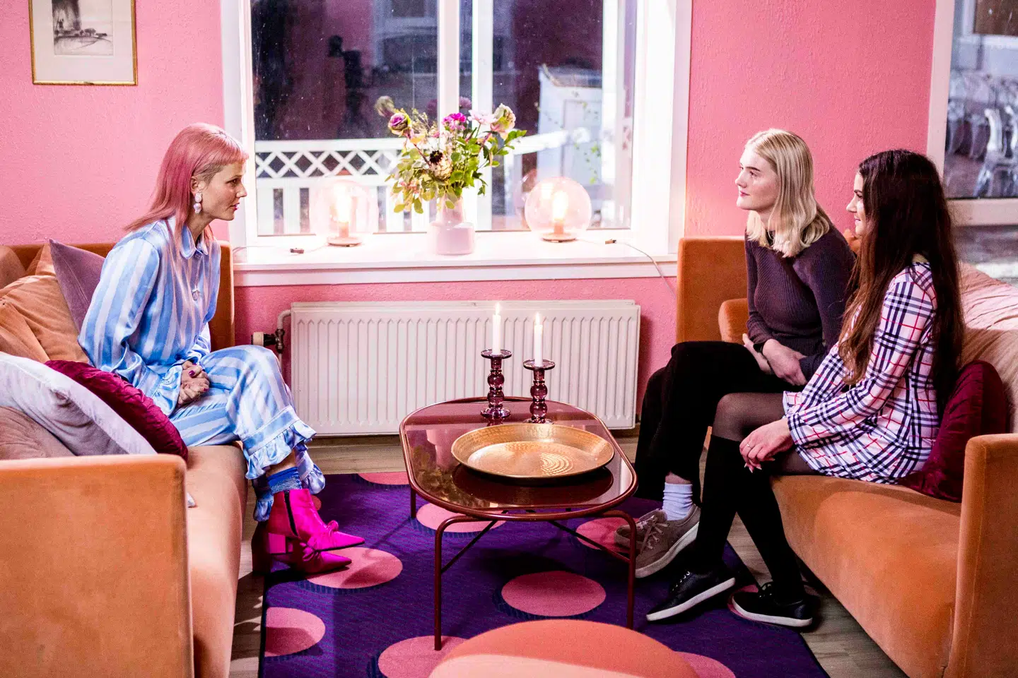 Oh Land kunne overraske Maria og Bea med den glædelige nyhed om, at de er med i liveshows.