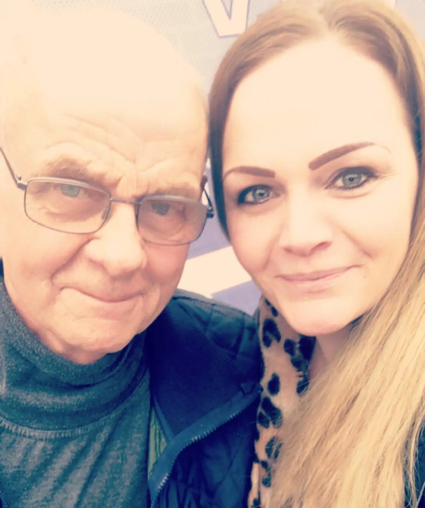 Ole Jensen ses her sammen med af stifteren af Facebook-gruppen 'STØT 70-årige landmand Ole Jensen fra Brædstrup', Iben Hejring Jensen. Gruppen har, siden programmet blev sendt, samlet penge ind til Ole.