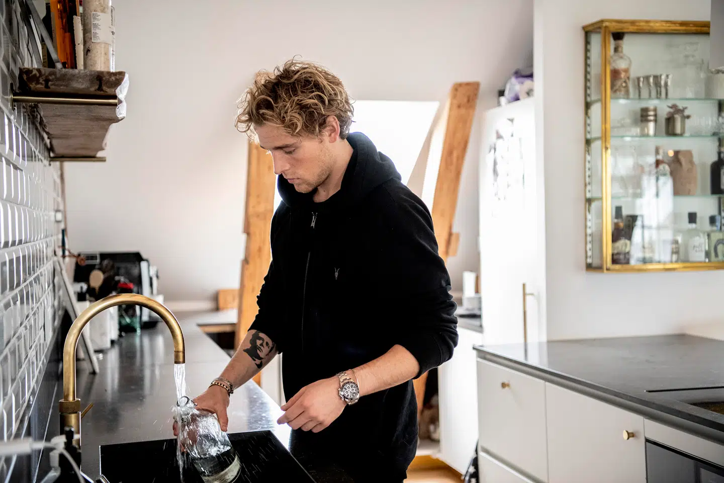 Christopher i sit køkken.