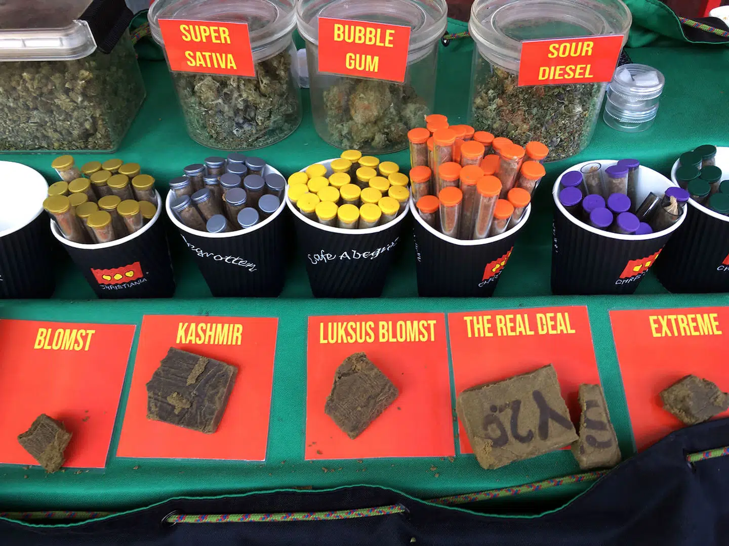 Hash, skunk og pot i en bod på Pusherstreet på Christiania.