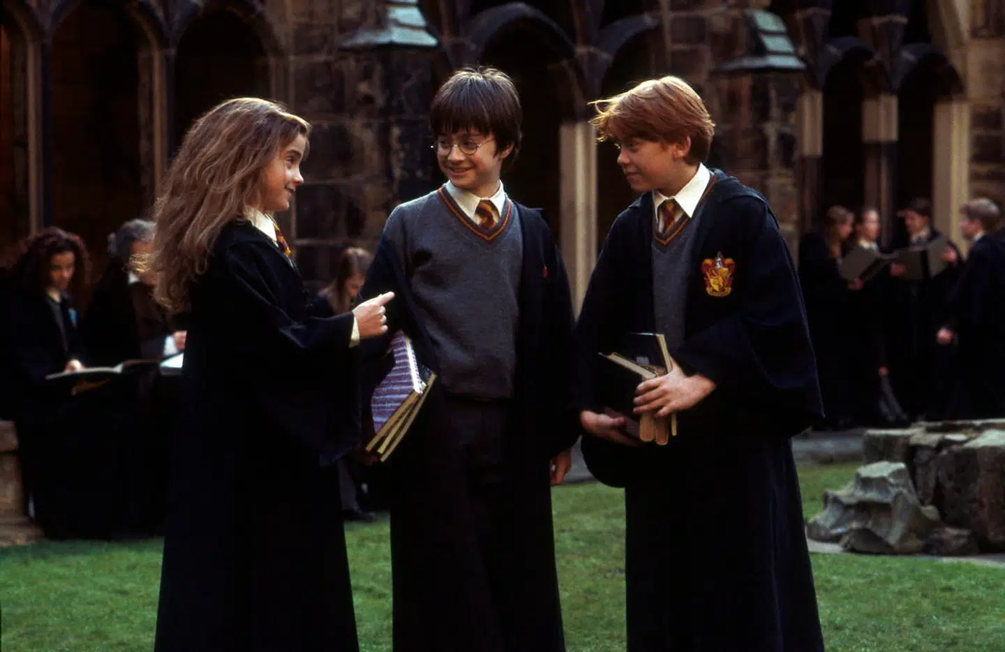 Her ses et bilelde fra den første film "Harry Potter og de vises sten" fra 2001. Her mødte vi første gang unge Emma Watson som Herminone Granger, Daniel Radcliffe som drengen Harry Potter og Rupert Grint som Ron Weasley.