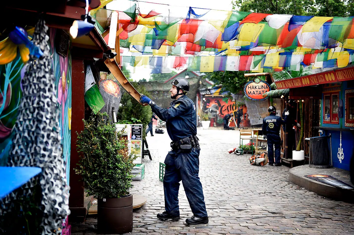 (ARKIV) Københavns Politi fjerner hashboder i Pusher Street i Christiania.