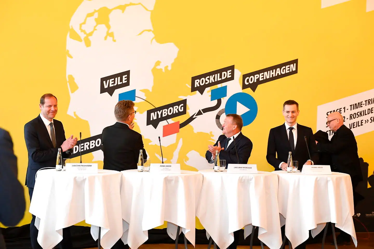 Lars Løkke og overborgmester Frank Jensen (S) studerer ruten på rådhusets bagvæg.