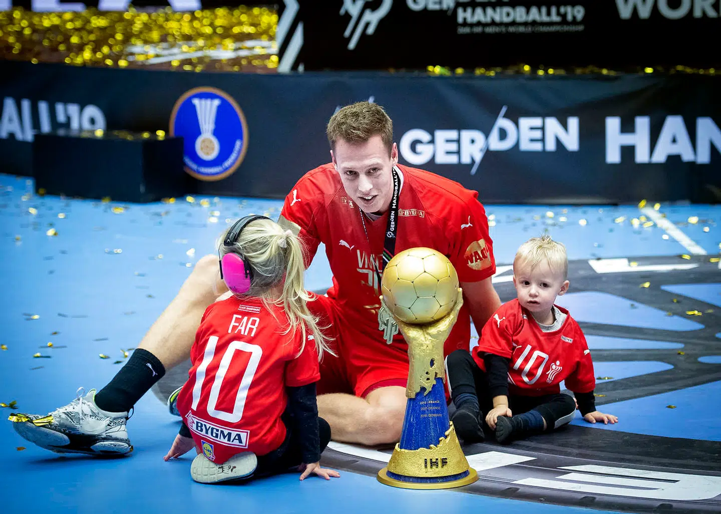 Nikolaj Markussen of Denmark with kids after the men's IHF Handball World Championship finale between Denmark-Norway in Herning , Denmark on Sunday, Jan. 27, 2019.. (Foto: Liselotte Sabroe/Ritzau Scanpix)