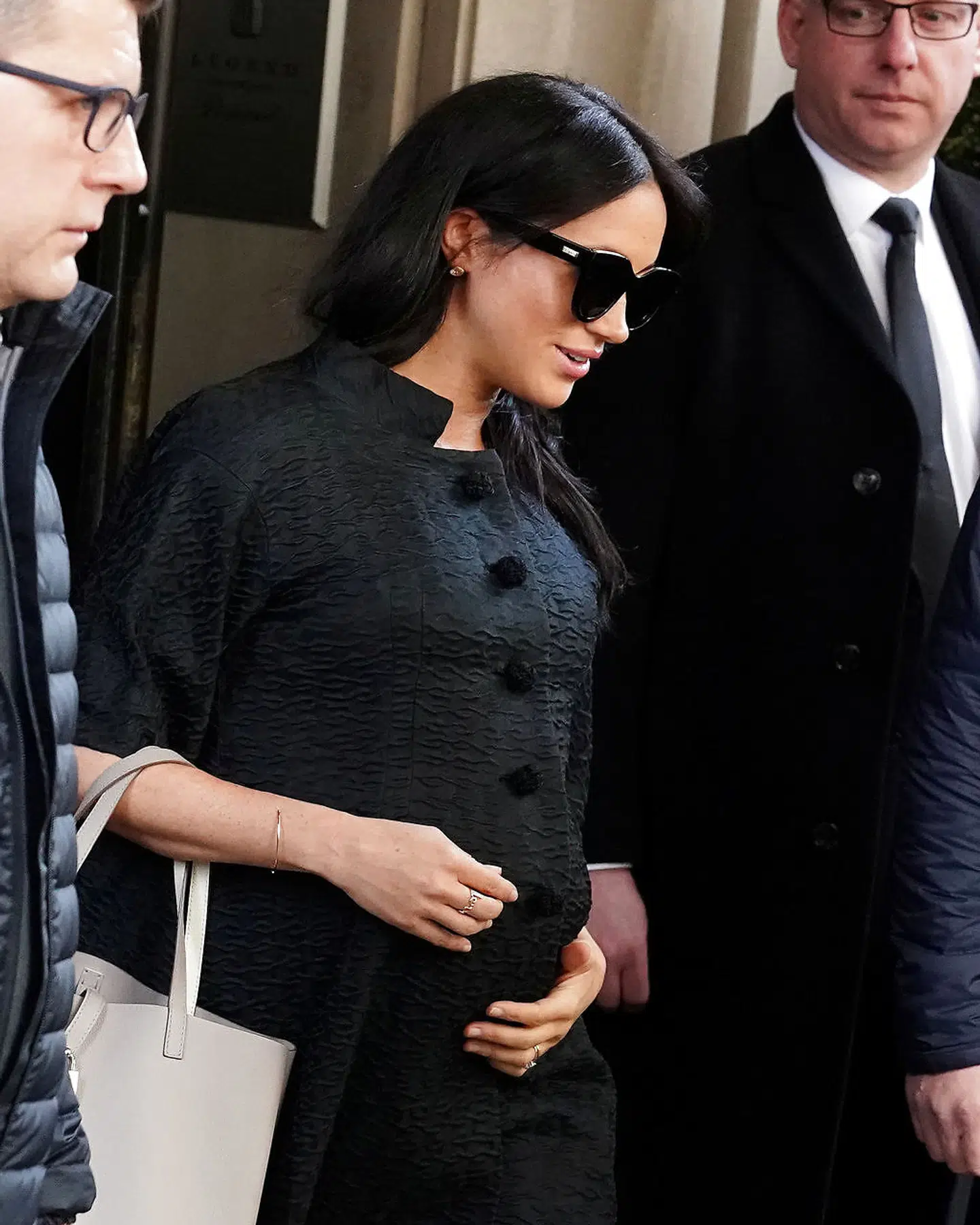 På billedet ses Meghan Markle, da hun forlader sit hotel samme dag som sit baby shower i New York tirsdag den 19. februar.