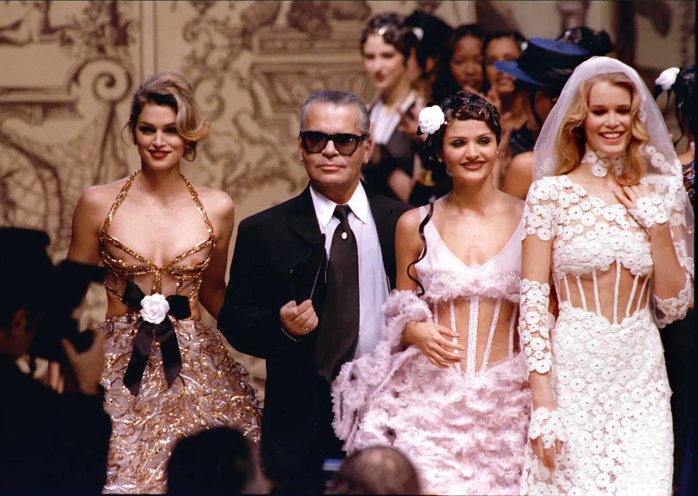 Karl Lagerfeld og Helena Christensen har været venner i mange år. Her ses de til Chanels modeshow i januar 1993. Modellen til venstre for Lagerfeld er den amerikanske topmodel Cindy Crawford, i midten Helena Christensen, og til højre tyske Claudia Schiffer.