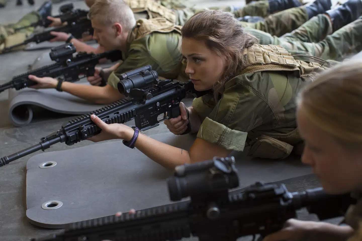 24 kvinder og 20 mænd svarer i en undersøgelse foretaget blandt ansatte og værnepligtige i Norges forsvar, at de blev voldtaget sidste år. Men kun to sager er meldt til politiet. Undersøgelsen viser også, at kvinder fortsat har problemer i forsvaret. (Arkivfoto). Kyrre Lien/Ritzau Scanpix