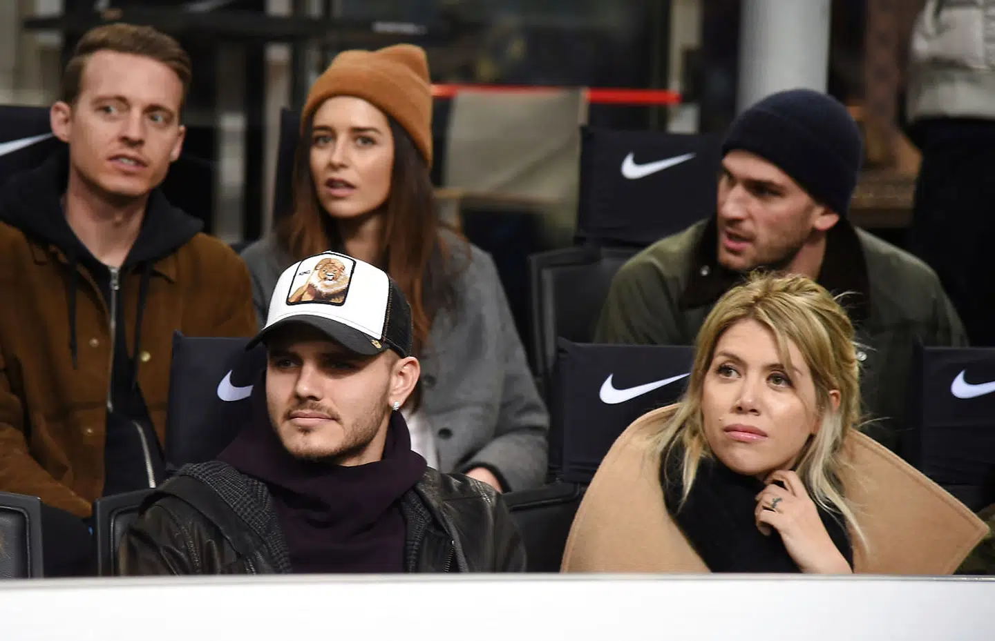 I øjeblikket sidder Mauro Icardi og Wanda Nara sammen på tribunen og ser fodbold. Han spiller ikke.