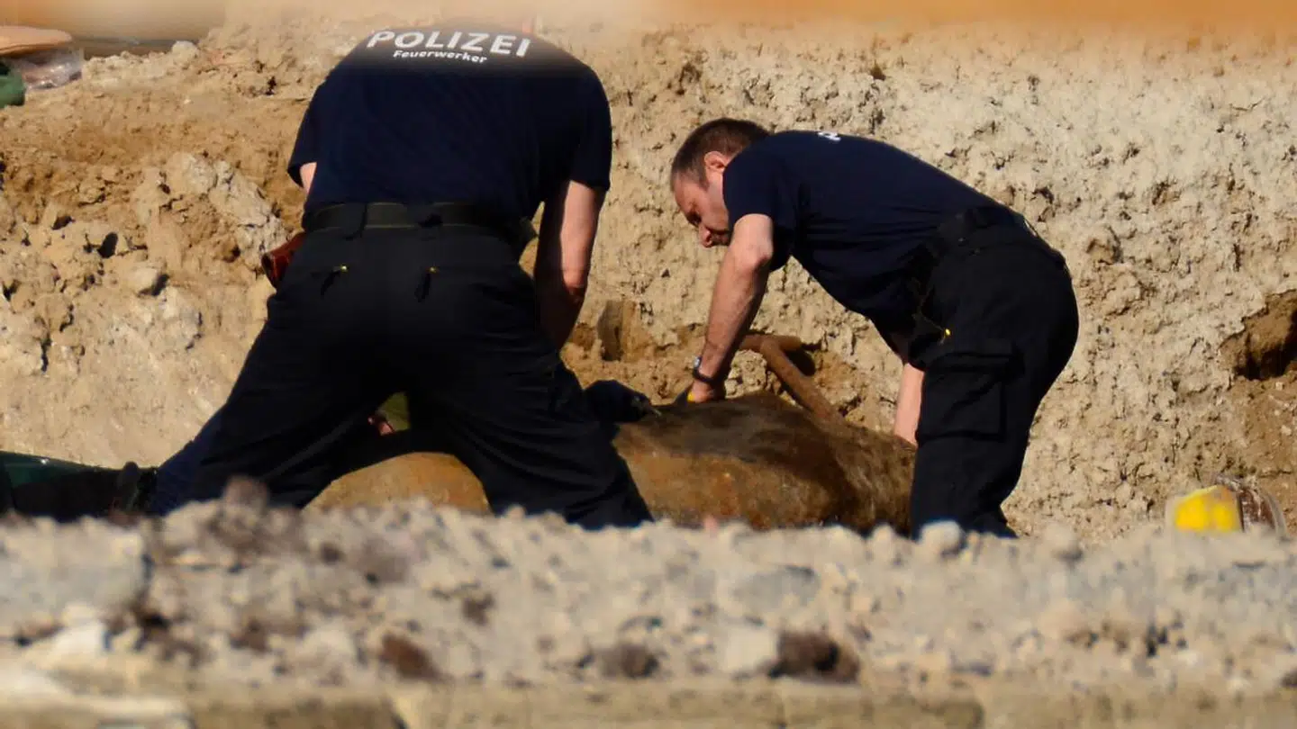 Arkivfoto. Tysk politi har tidligere været nødt til at evakuere flere områder på grund af gamle udetonere bomber fra Anden Verdenskrig. Her arbejder de på at fjerne en gammel bombe nær hovedbanegården i midten af Berlin den 20. april 2018.
