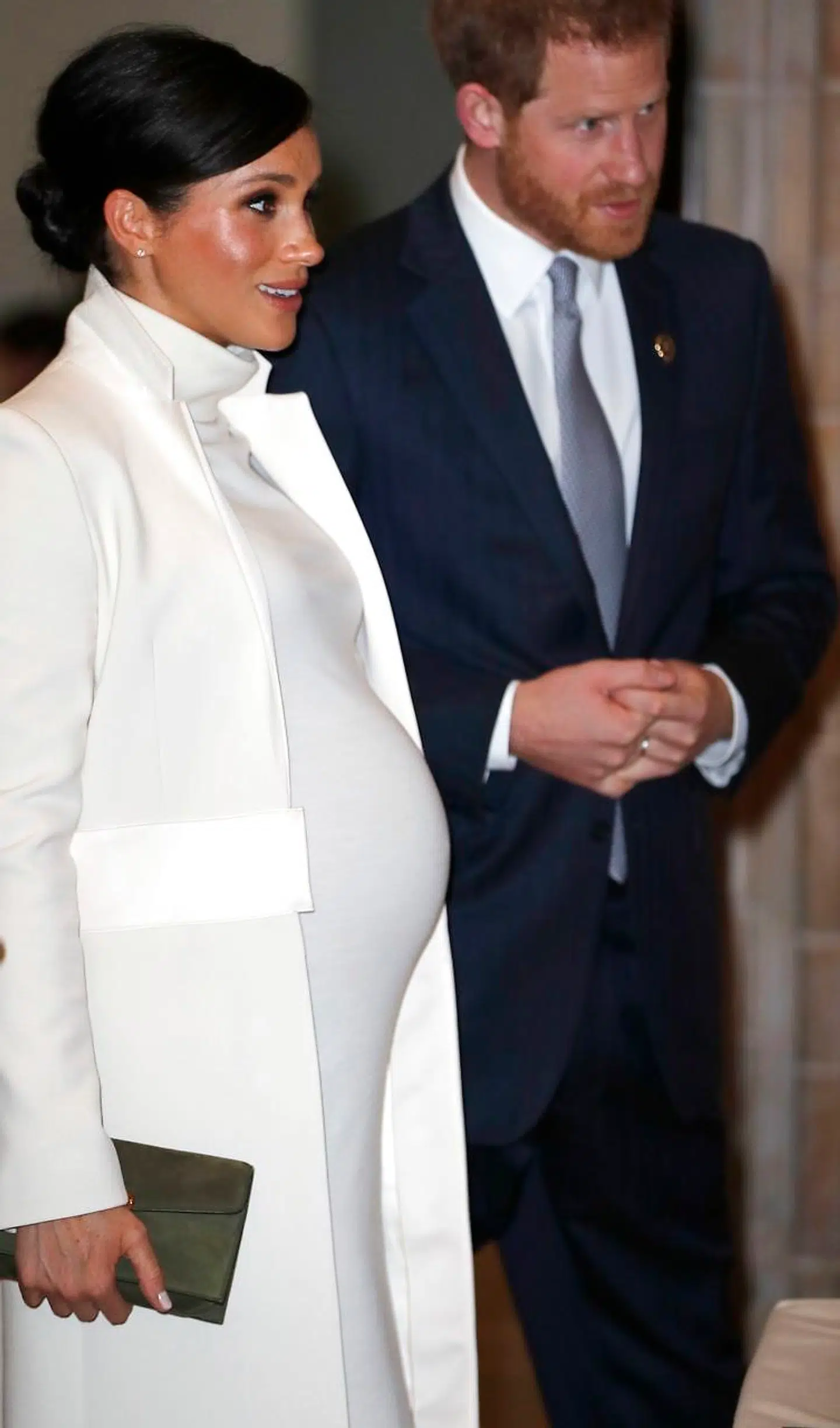 Prins Harry og hertuginde Meghan bliver forældre for første gang til foråret. Nu siger kilder, at de overvejer, at sende deres kommende barn på en amerikansk skole i stedet for en britisk. Her ses parret til en gallapremiere i London den 12. februar i år.