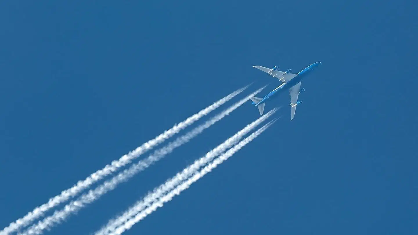 Udover CO2-udledningen er flyrejser med deres jetstriber - det synlige spor på himlen, som flyet trækker efter sig - med til at bidrage til den gloabale opvarmning. Jetstriberne dannes, når flyenes udstødning får den kolde luft til at kondensere. Det påvirker skydannelsen højt oppe i atmosfæren.