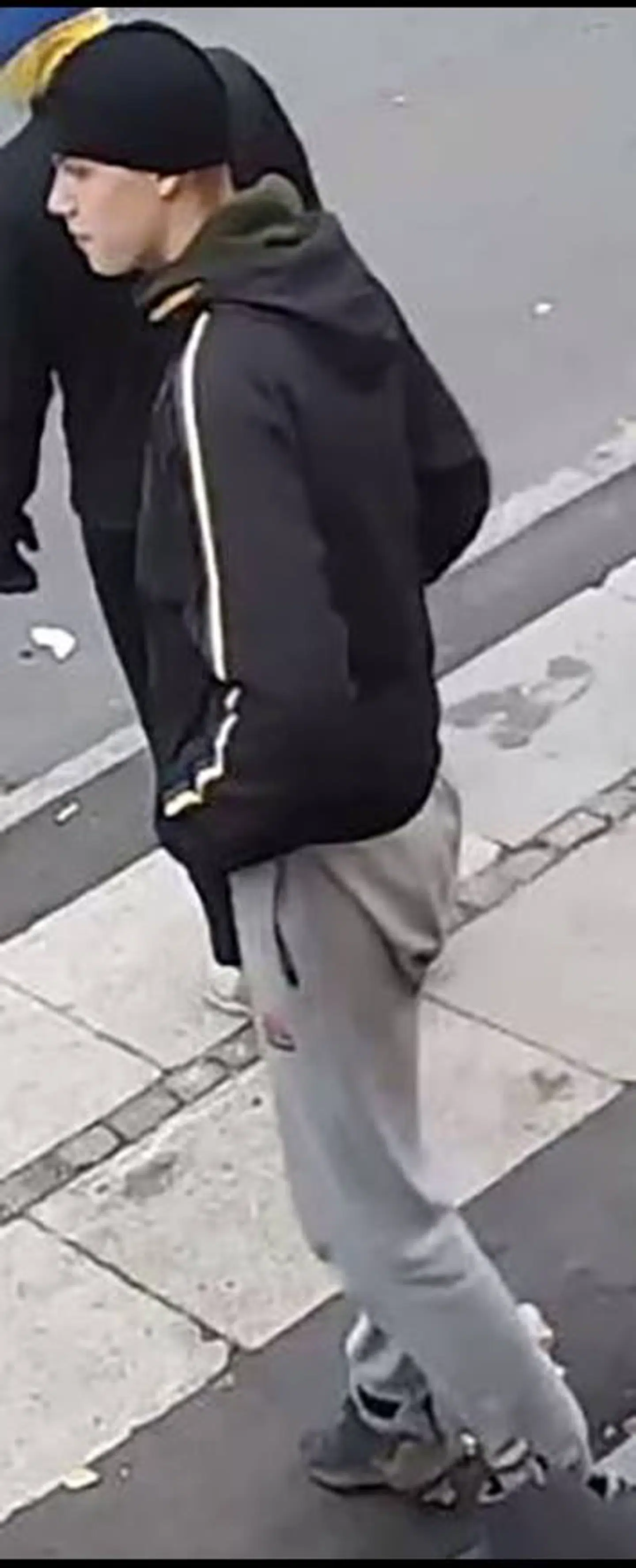 Her ses et overvågningsfoto af den første mistænkte.