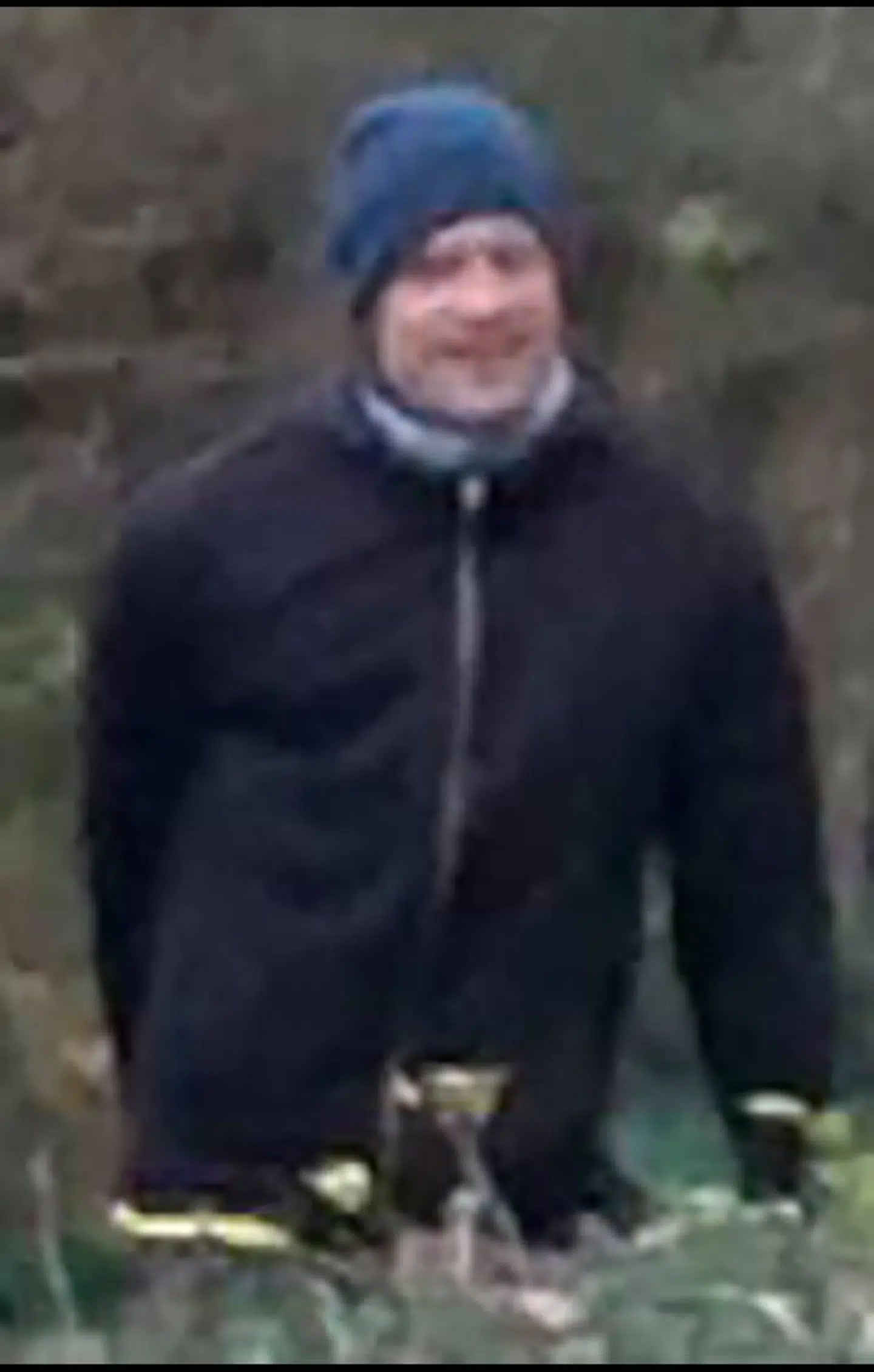 Her ses den 40-45 årige mand som er mistænkt for at have have kastet sten, cement blomsterkumme og vejafspærringsmateriel mod politiet den 4. november.