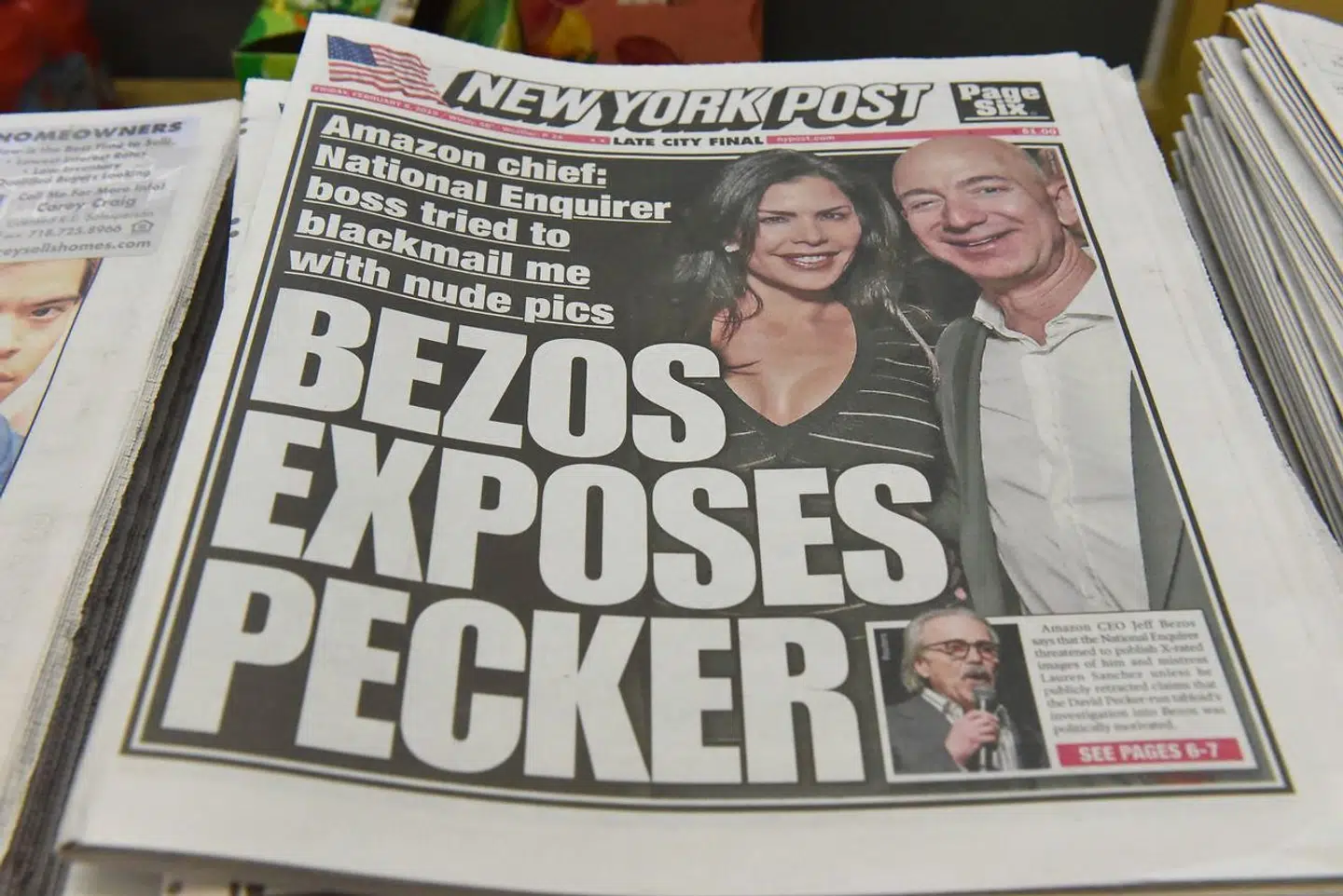 Den amerikanske presse elsker Benzos-historien. Denne overskrift leger med navnene. 'Bezos afslører Pecker' kan også læses som 'Bezos blotter Pecker' - på amerikansk-engelsk betyder 'pecker' også tissemand.