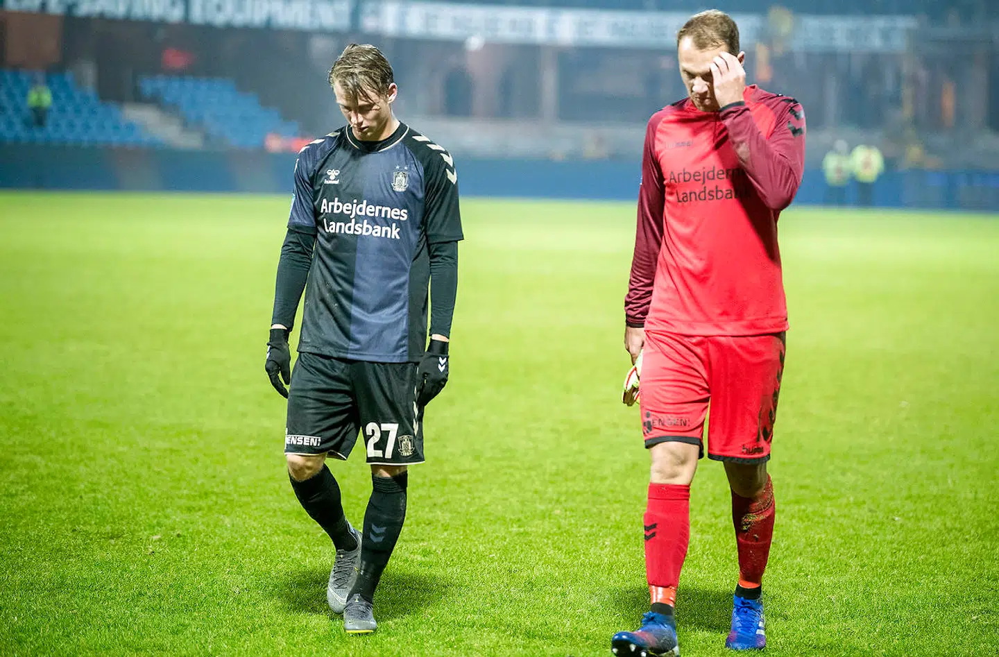 Brøndbys Simon Hedlund og målmand Marvin Schwäbe efter søndagens nederlag til Esbjerg.