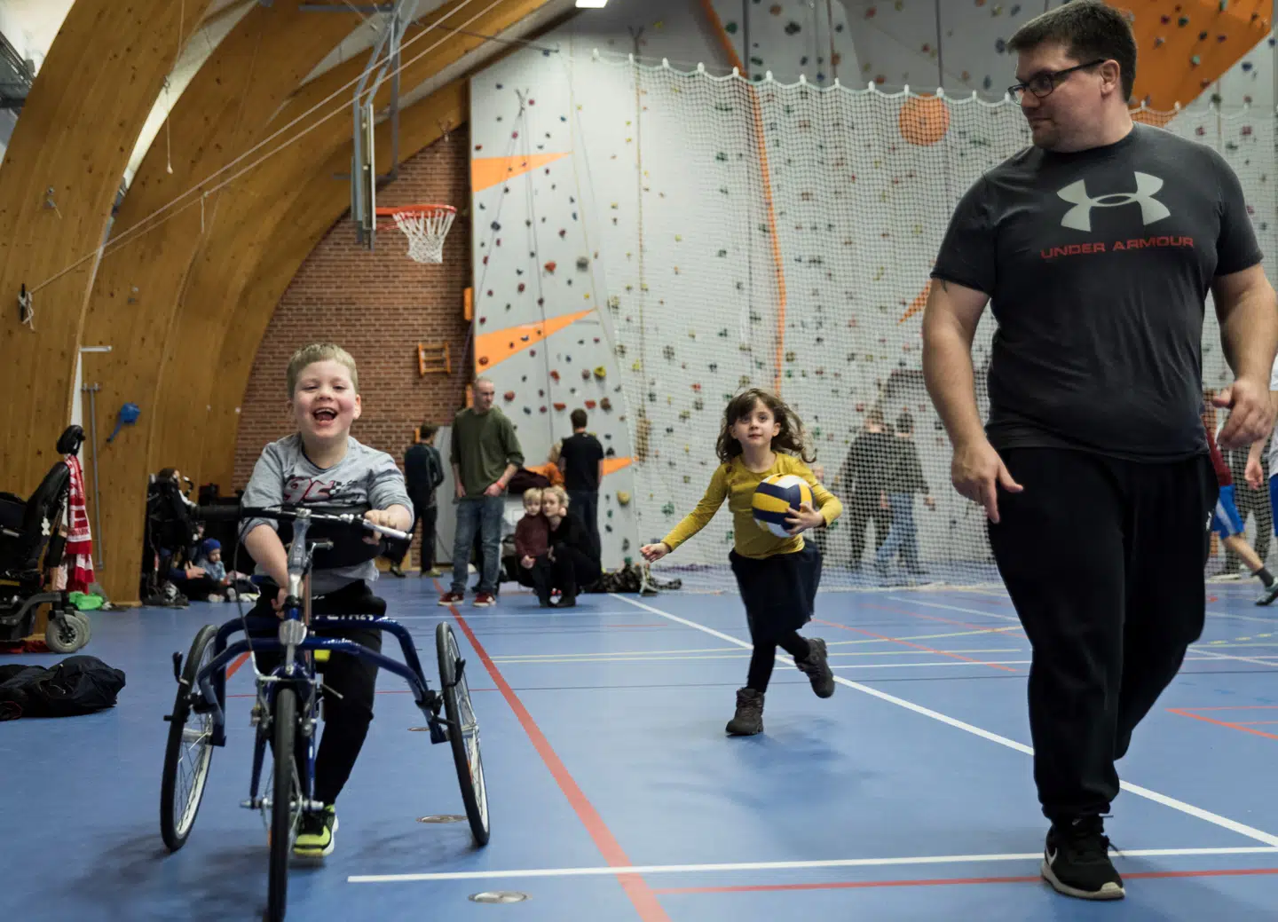 William på sin specialdesignede racercykel sammen med far og tvillingesøster Freja på genoptræningslejr arrangeret af 'The Back To Life Project'. Foto: Mikkel Berg Pedersen.