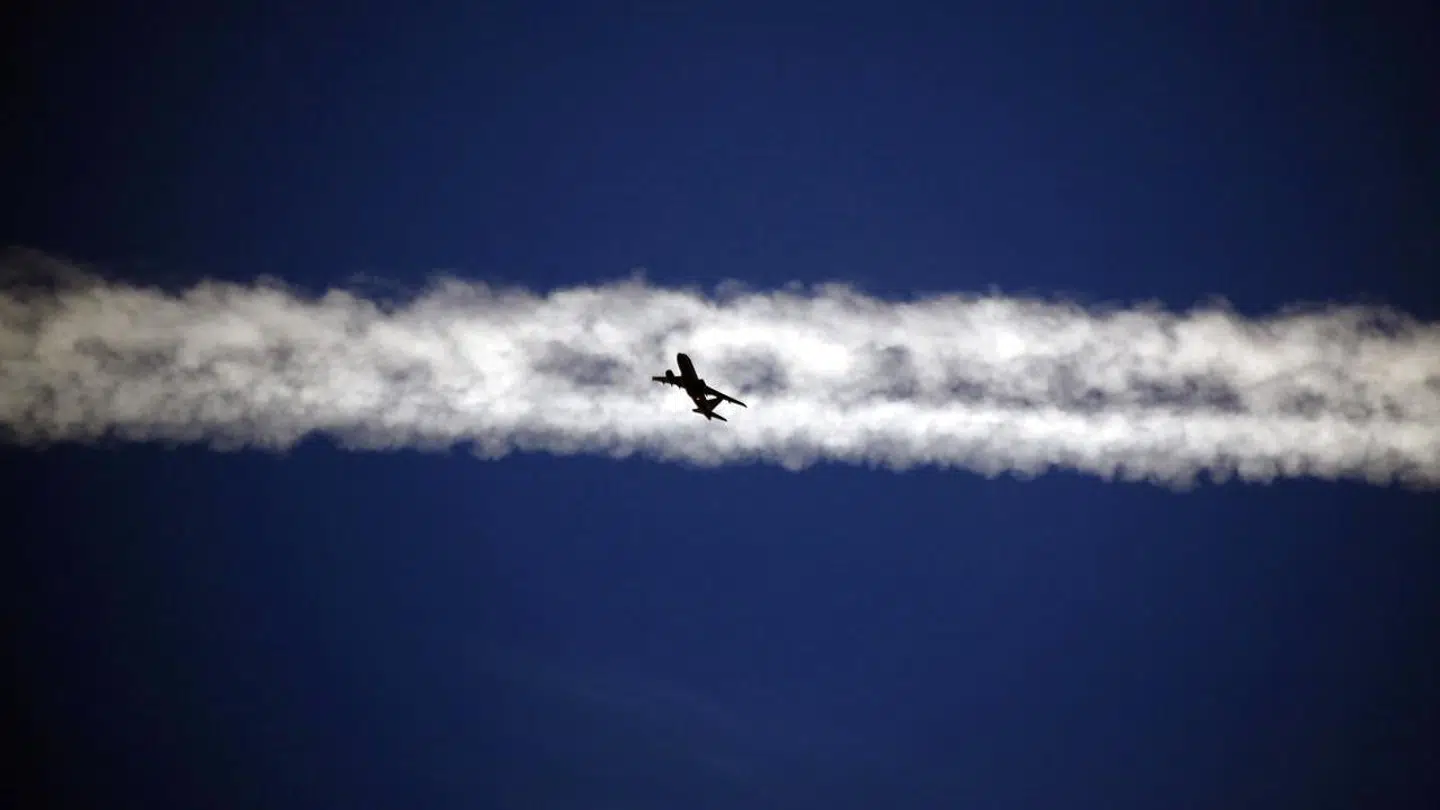 Udover CO2-udledningen er flyrejser med deres jetstriber - det synlige spor på himlen, som flyet trækker efter sig - med til at bidrage til den gloabale opvarmning. Jetstriberne dannes, når flyenes udstødning får den kolde luft til at kondensere. Det påvirker skydannelsen højt oppe i atmosfæren.
