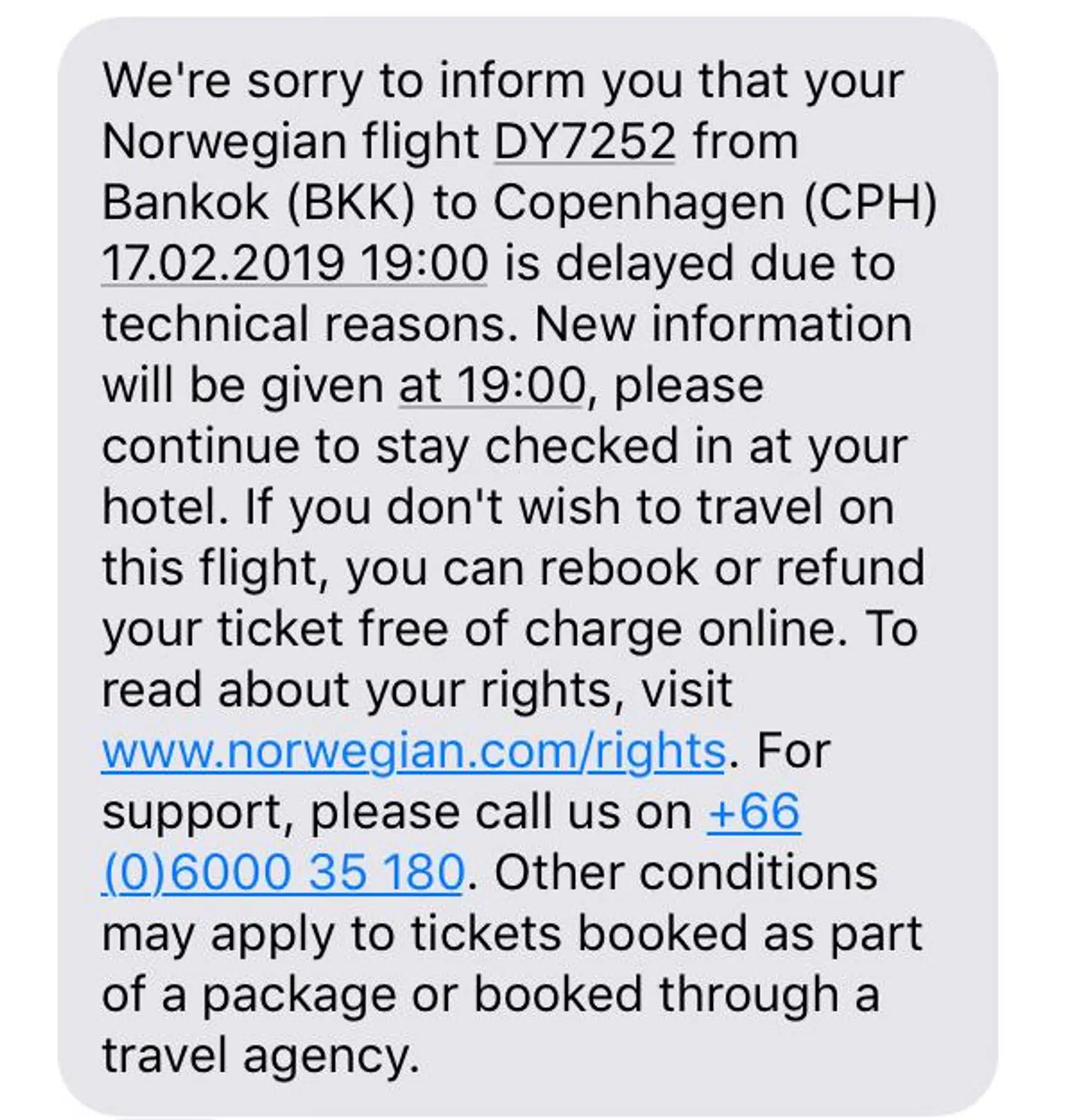 Dettte er den seneste SMS, Ronja og mange andre danskere har modtaget fra Norwegian. Modsat siger repræsentanter på hotellet, at de skal cheke ud.