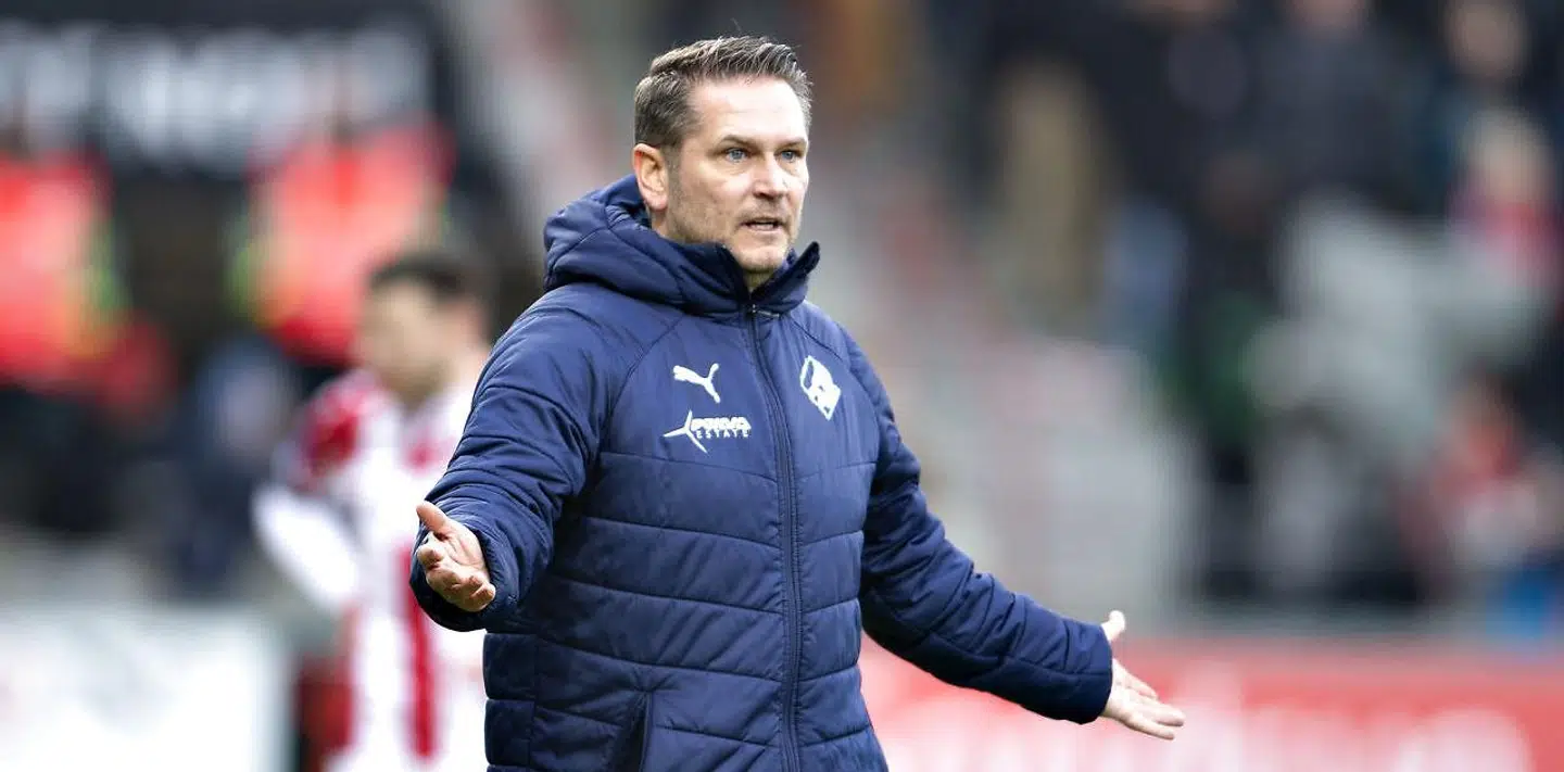 Thomas Thomasberg i aktion på sidelinien i superliga-forårspremieren mellem Randers FC og AaB.