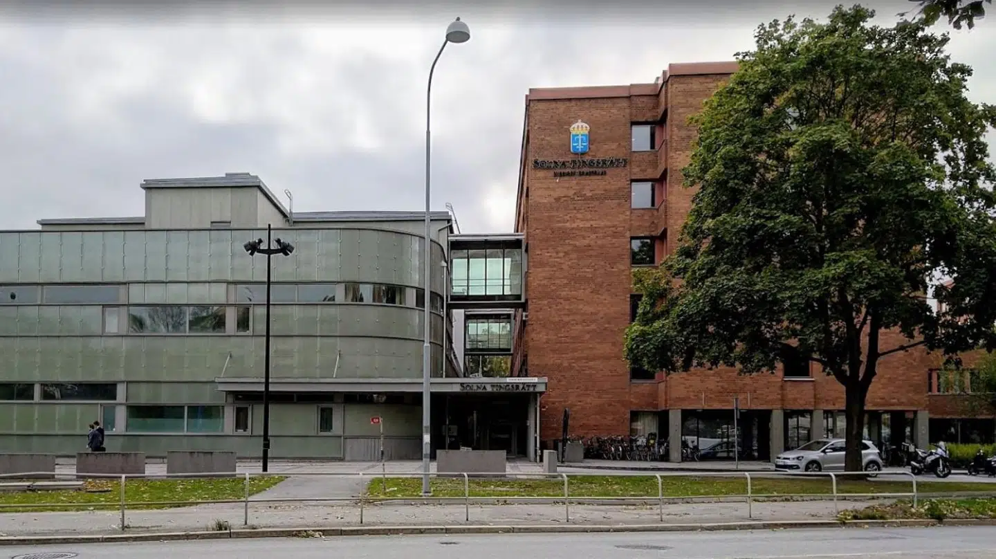 I Solna Tingsrätt sidder en man lige nu anklaget for at have bedøvet sin kæreste for efterfølgende at have druknet hende i et badekar.