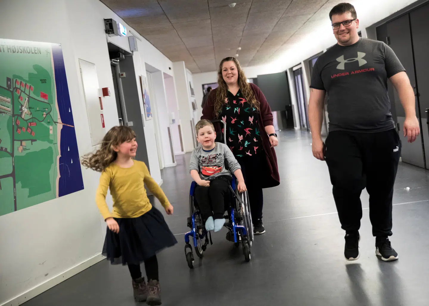 William sammen med sin familie på Egmont Højskolen. Foto: Mikkel Berg Pedersen.