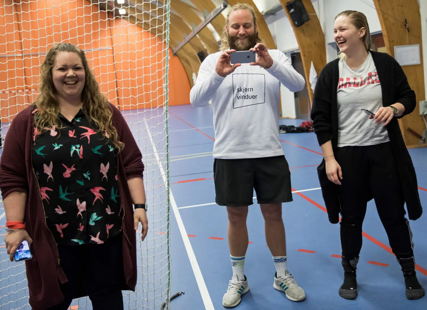 Mikkel Salling Holm (i midten) er stifter af 'The Back to life Project'. Han brænder for at gøre genoptræning i Danmark bedre, så alle kan træne så meget de gerne vil. På billedet ses også Williams mor (tv.) og fysioterapeut Pernille (th.). Foto: Mikkel Berg Pedersen.